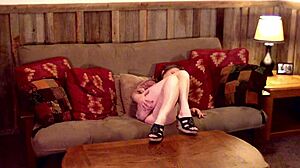 Bet Mary does her housewife duties?