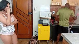 fodi com um pintor que era dotado o neg�o arrombou minha buceta e arrega�ou meu cuzinho e gozou dentro