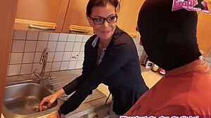 deutsche notgeile reife milf mit brille fickt in der k�che
