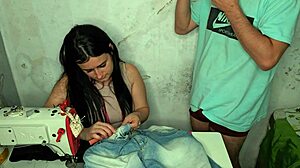 costureira fica excitada ao ver erecao do cliente