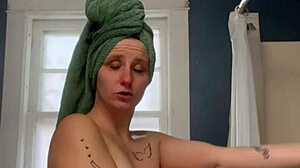 ivy19921 enjoys a relaxing shower