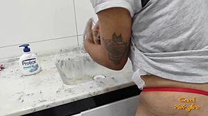 Dona De Casa Safadinha Lavando Louça E Levando Rola