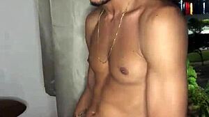 garoto safado batendo punheta na janela do predio