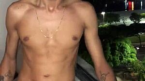 garoto safado batendo punheta na janela do predio