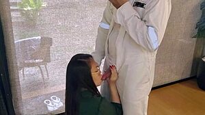 Istriku nyepong kontolku saat aku baru pulang kerja