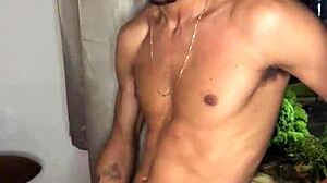 garoto safado batendo punheta na janela do predio