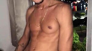 garoto safado batendo punheta na janela do predio