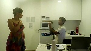 esposa muy puta se coje al plomero y se hace llenar el culo de leche por el cu�ado nuevo a escondidas con el marido en el comedor