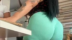 japonesa da buceta gigante se exibindo