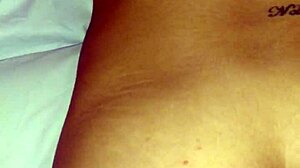 Pendeja metiendose juguete en el orto terrible culo