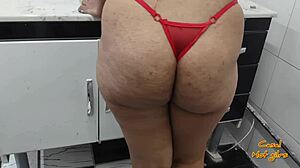 Dona De Casa Safadinha Lavando Louça E Levando Rola