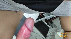 Dona De Casa Safadinha Lavando Louça E Levando Rola