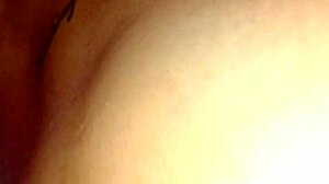 Pendeja metiendose juguete en el orto terrible culo