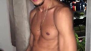 garoto safado batendo punheta na janela do predio