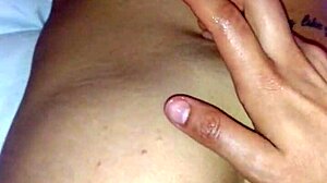 Pendeja metiendose juguete en el orto terrible culo