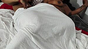 Bbw gostosa com sua bunda grande fudida envergonhada embaixo do edredom pois ela queria engravidar.