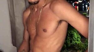 garoto safado batendo punheta na janela do predio