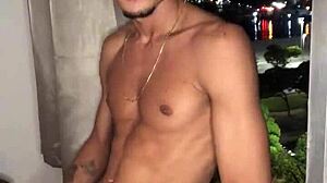 garoto safado batendo punheta na janela do predio