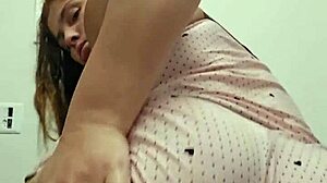 ruivinha gostosa showing her breasts and pink pussy