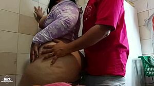 tengo sexo en la cocina con la puta de mi madrastra mientras mi hermanastra esta en la sala