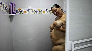 Chica Gordita de Tetas Grandes en la Ducha