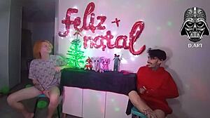 Mulher do Noel dominando corninho com dois dotados.