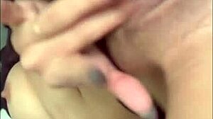 Mira que rico me masturbo con mi dildo nos masturbamos juntos