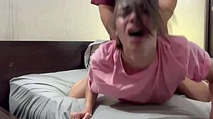 hijastra de 18 años me seduce sacudiendo el culo para cabalgar mi verga hasta el orgasmo