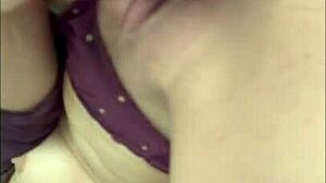 Mira que rico me masturbo con mi dildo nos masturbamos juntos