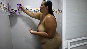 Chica Gordita de Tetas Grandes en la Ducha
