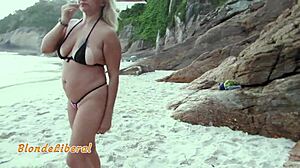 Trailer Na Praia Com Microbikini Mostrando Buceta Chupando Pau de Estranho e Fodendo na Frente de Todos