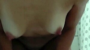 Hermanastra me pide creampie en la ducha