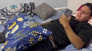 inocente prima me encuentra viendo videos porno y la convenso de follar conmigo