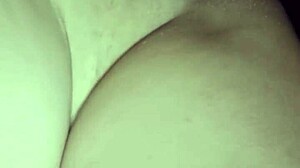 Esposa excitada senta com peitinhos durinhos e buceta melada