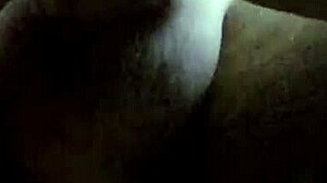 Esposa excitada senta com peitinhos durinhos e buceta melada