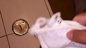 Encuentro Las Tangas De Mi Madrastra En El Baño Y Me Encuentran Con Las Manos En La Paja