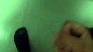 me la jalo en el baño