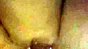 Esposa excitada senta com peitinhos durinhos e buceta melada