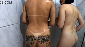 Duda Pimentinha Em Um Banho Especial Com A Amiga