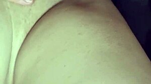 Esposa excitada senta com peitinhos durinhos e buceta melada