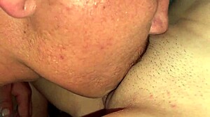 Me Estoy Masturbando Con Mi Enorme Consolador Y Mi Padrastro Llega Y El Se Termina Haciendo La Paja Y Follamos Fuertemente