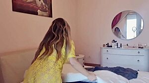 gostosa safada sem calcinha limpando o quarto... olha essa bunda balançando