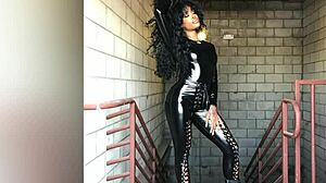 dare you stroke to sza's sexy ebony curves tribute