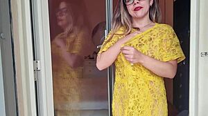 gostosa safada sem calcinha limpando o quarto... olha essa bunda balançando