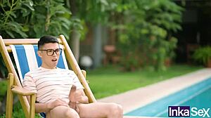 Mi Madrastra y Su Amiga Milf de Grandes Tetas Me Follan por Ser Muy Tímido