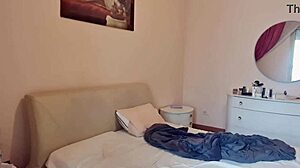 gostosa safada sem calcinha limpando o quarto... olha essa bunda balançando