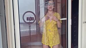 gostosa safada sem calcinha limpando o quarto... olha essa bunda balançando