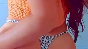 College teens rub wet shaved pussies in shower