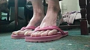 imagine those huge exotic talons teasing on her curvy feet