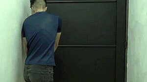 EL AMIGO DE MI HIJO ME DA UN MONSTRUOSO COJIDÓN EN DOGGY Y COWGIRL